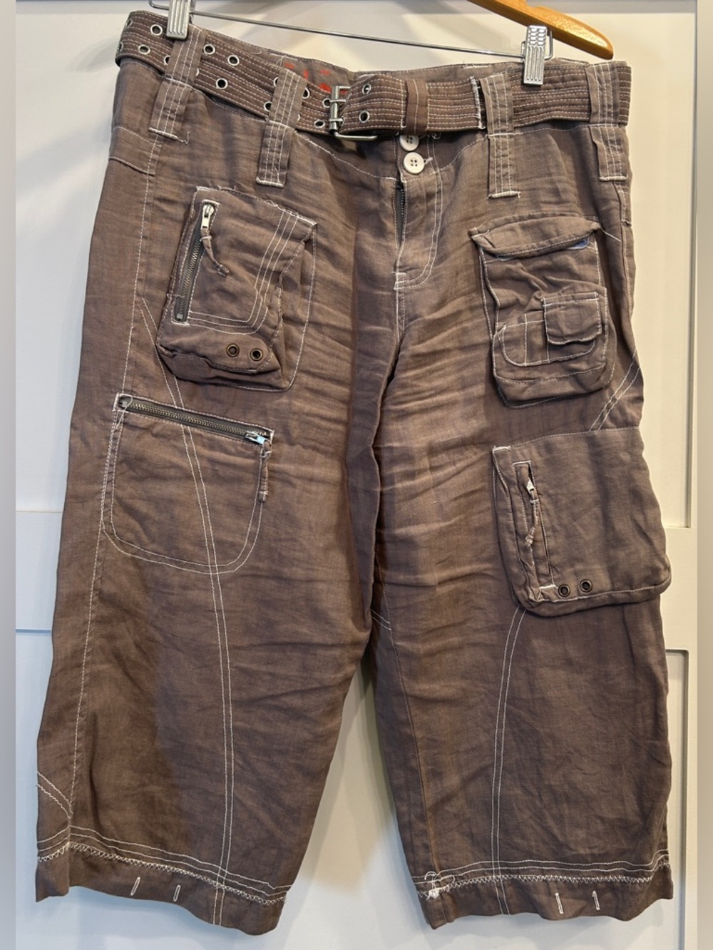 Women’s Cargo capri in gray with Contrast Stitching